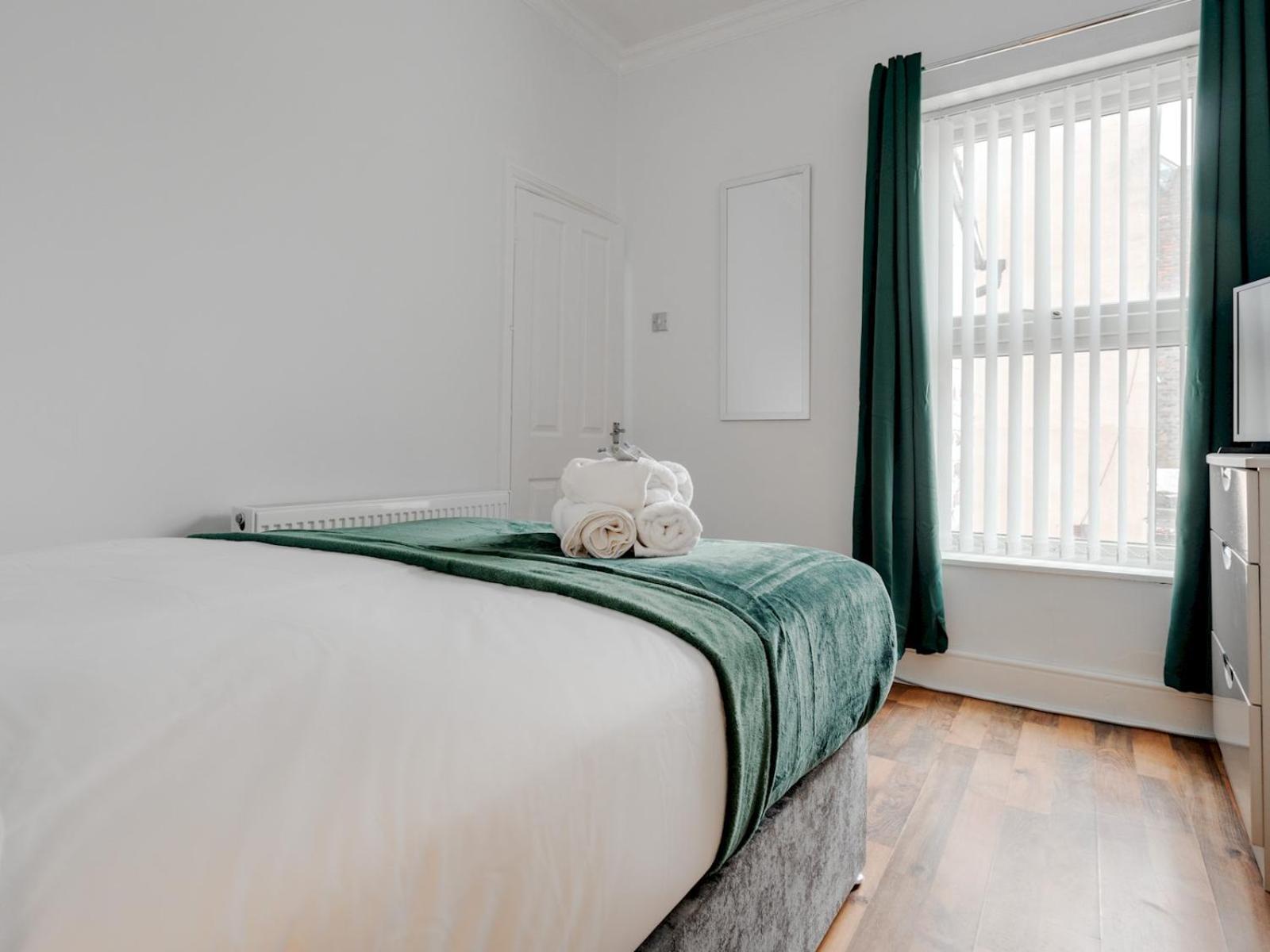 Pass The Keys Ruiskin St - Liverpool Kirkdale Terrace Sleeps 5 Parking Villa Exterior photo